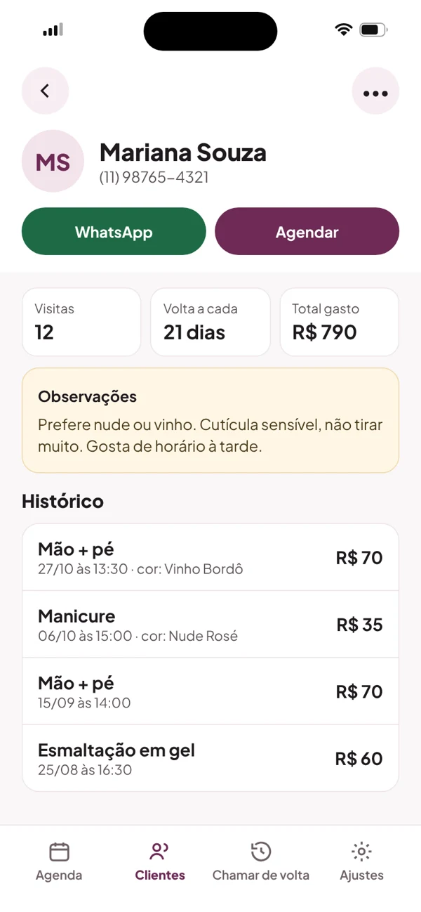 Ficha da cliente Mariana Souza: 12 visitas, volta a cada 21 dias, R$ 790 gastos, observações sobre cor e cutícula e histórico de atendimentos